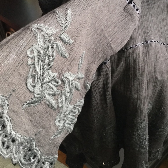 Black blouse - Picture 2 of 4